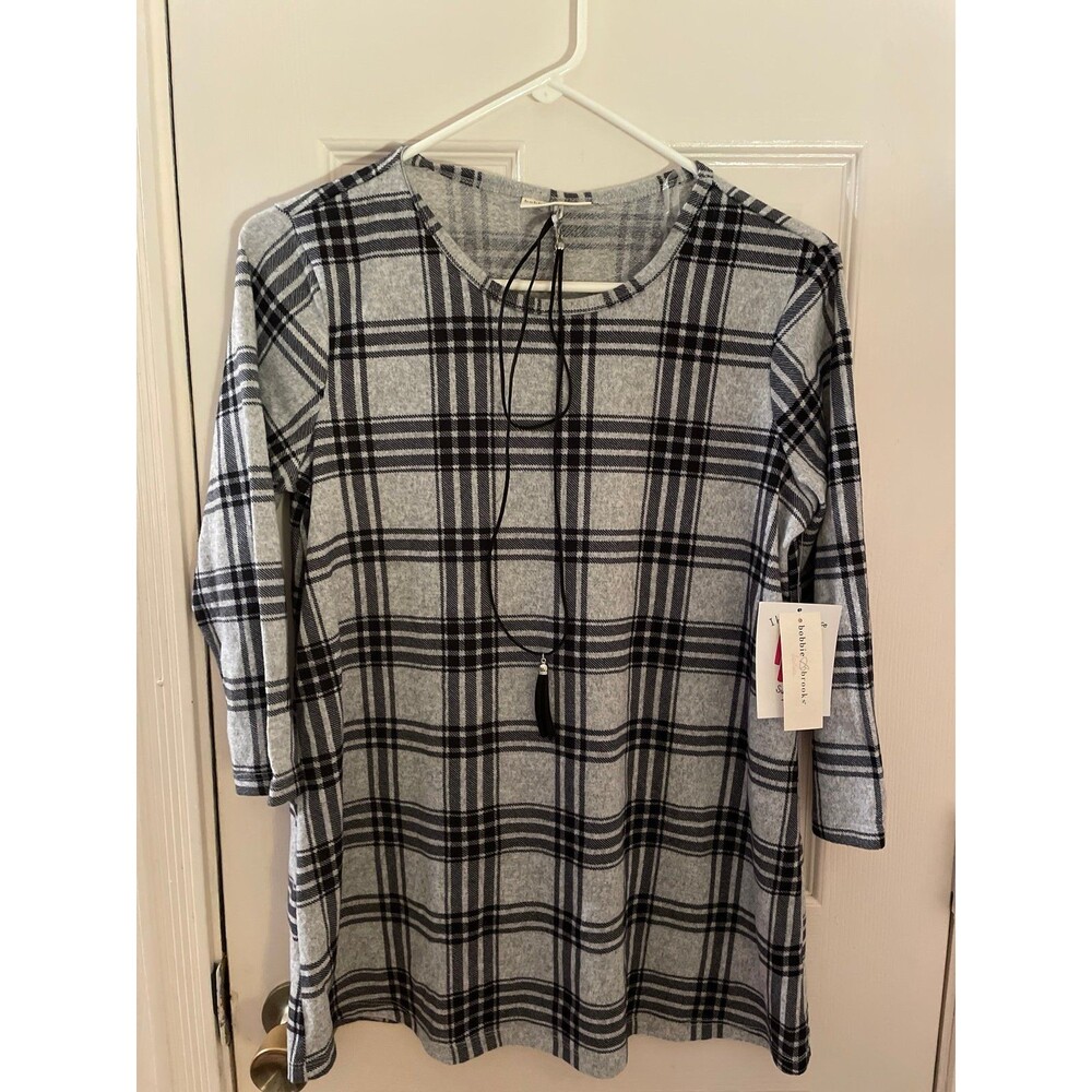 Women’s Medium Gray Black  soft long sleeve shirt w/necklace NWT